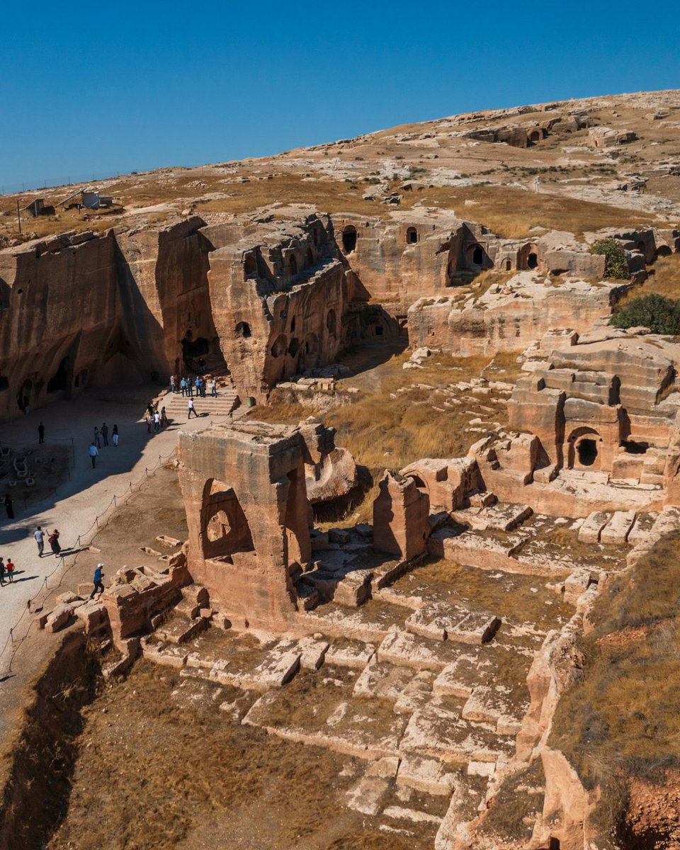 GoTurkiye's tweet image. Step into the Dara Archaeological Site in Mardin, once a fortress of the ancient world. Stroll through its rock-carved houses, magnificent cisterns, and ancient streets that whisper stories of past civilisations. Dara invites you to explore a history where time seems to stand…