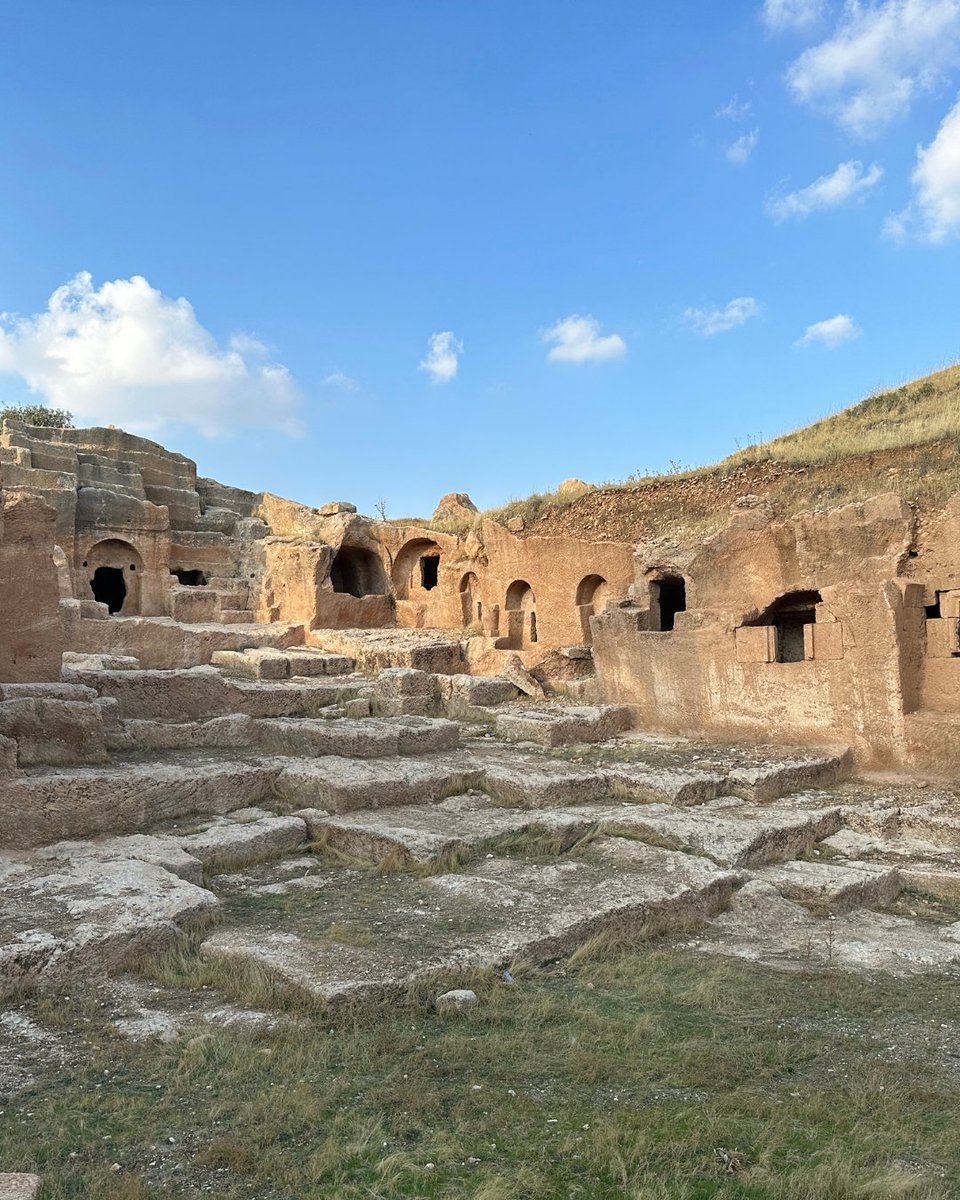 GoTurkiye's tweet image. Step into the Dara Archaeological Site in Mardin, once a fortress of the ancient world. Stroll through its rock-carved houses, magnificent cisterns, and ancient streets that whisper stories of past civilisations. Dara invites you to explore a history where time seems to stand…