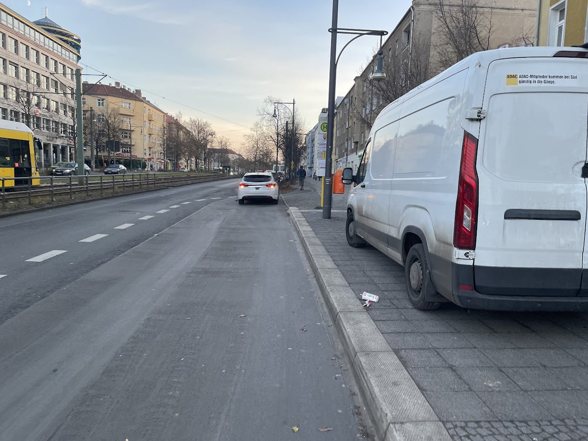 BikerPankow's tweet image. So geht Teamwork: Einer parkt die Bushaltestelle zu, damit die @BVG_Bus-Passagiere nicht aussteigen können. Der andere parkt dort, wo der Radweg von der Straße aufs Hochbord geführt wird. #Fußgänger, #Radfahrer - both served! #Pankow #BerlinerStraße