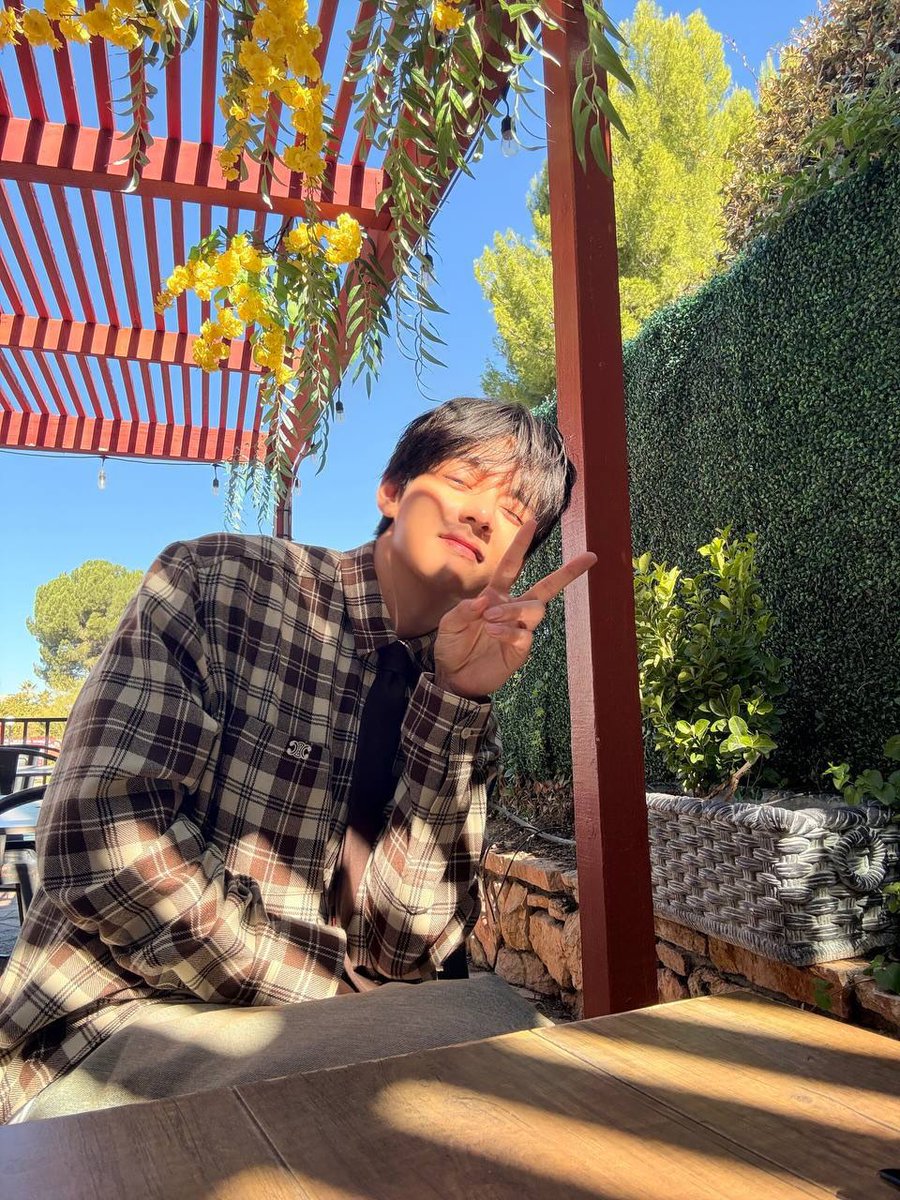 taekookfanaccth's tweet image. 🌟thv update IG Post

🐻 : ลมแรง วิ่งไม่ได้เลยตอนนี้

🔗instagram.com/p/DRmAILfkiq7/…

#BTSV #KIMTAEHYUNG