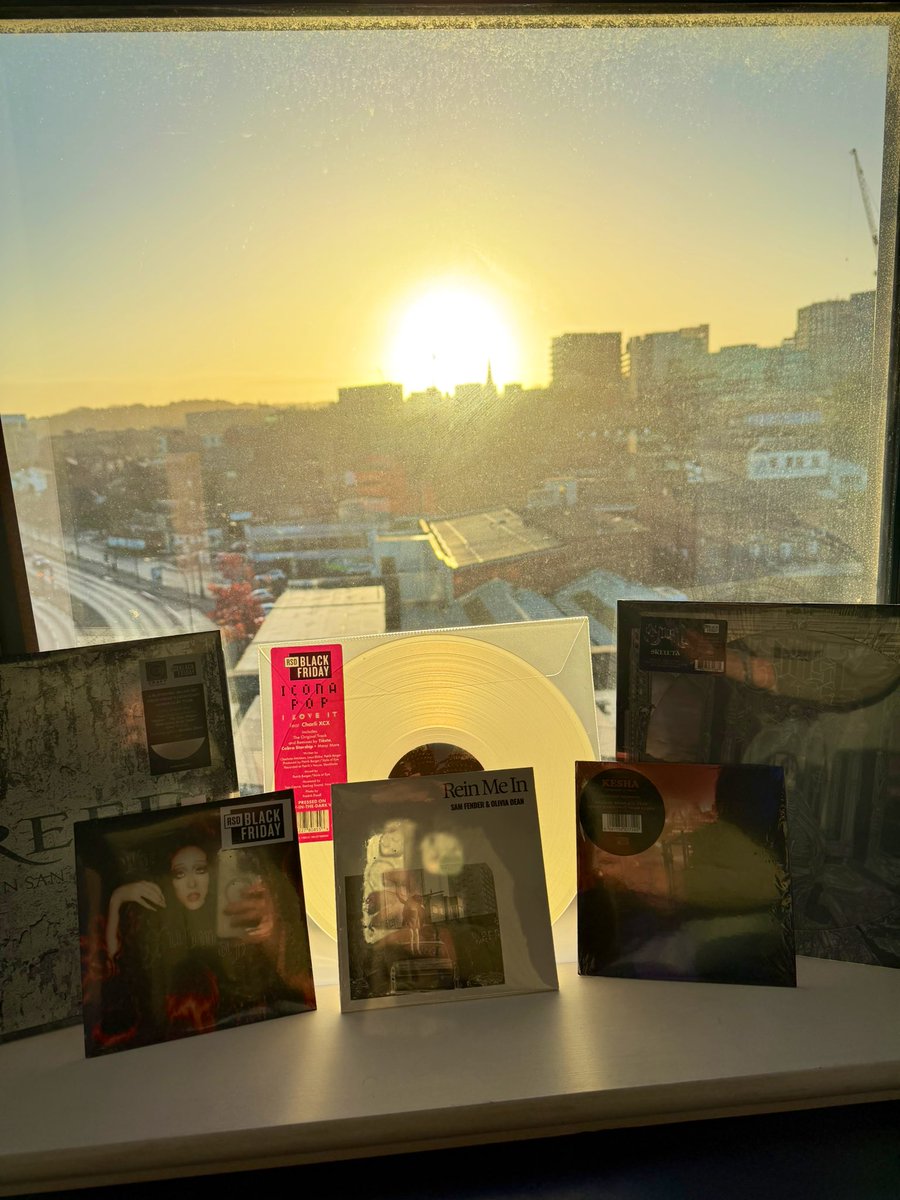 Thank you <a href="/beartreerecords/">Bear Tree Records</a> for another great #RSDBF <a href="/RSDUK/">Record Store Day UK</a> 🥰

(slowly regaining feeling in my hands and feet 🫣)