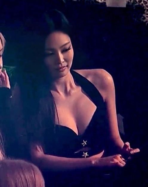 cvntyrubyjen's tweet image. Her red top looks extremely good