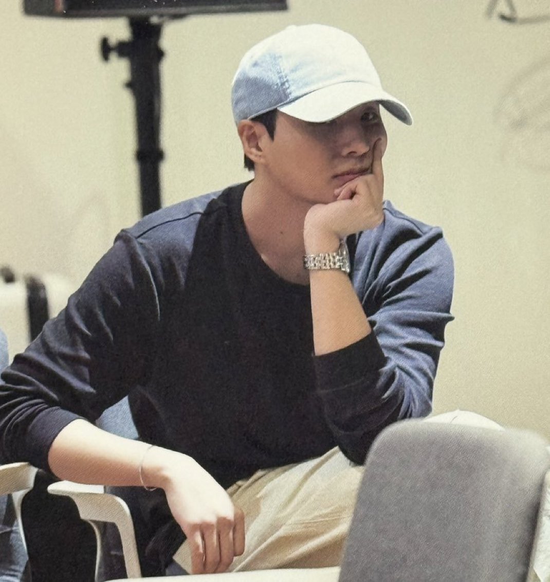 __jaesday's tweet image. when you try to sneak a look at your crush but he&apos;s been looking at you all this time