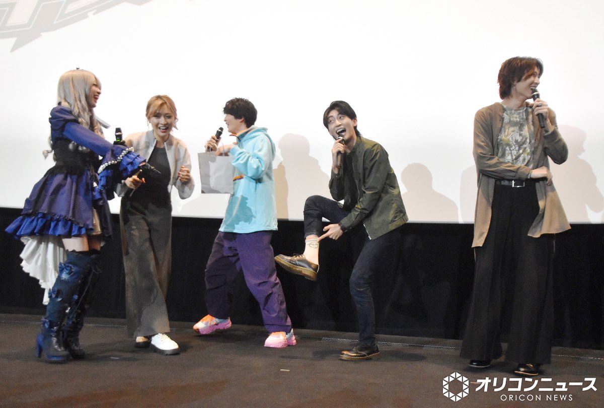 gavv_gavv_'s tweet image. このお面(ツラ)、主演映画の公開舞台挨拶とは思えなくて良すぎる───