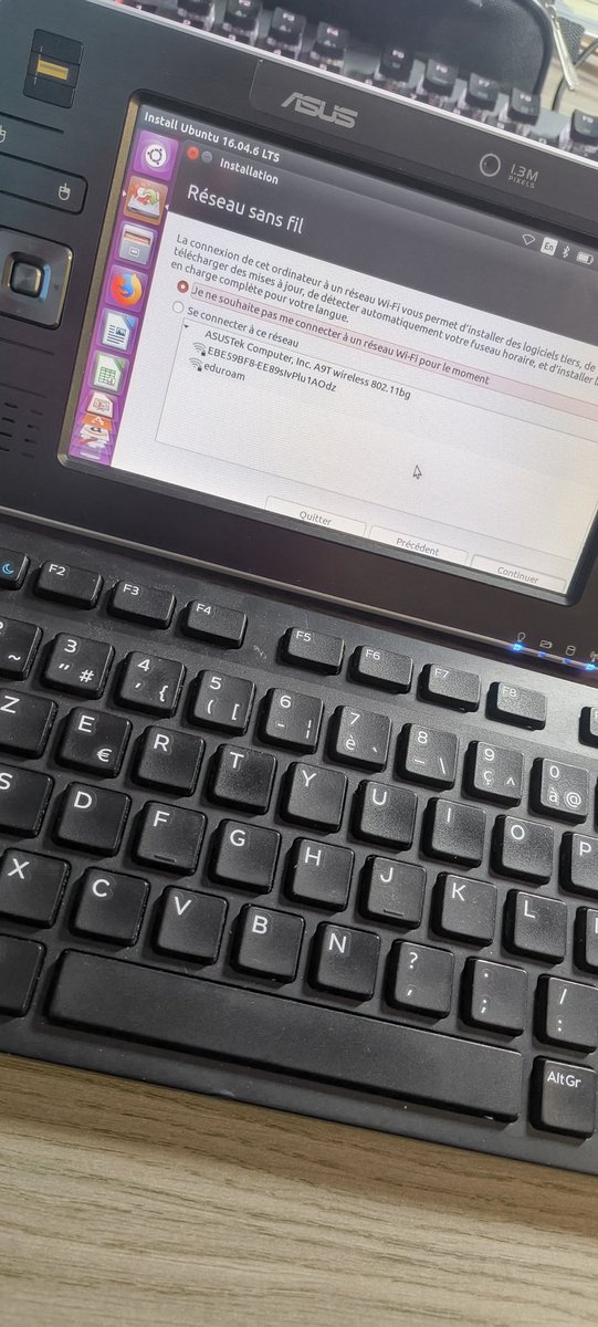 Bien reçu mon nouveau joujou 😍 Un UMPC <a href="/AsusFrance/">ASUS France</a> R2H ! 
Le disque a l'intérieur n'est pas présent mais une carte SD devrait faire l'affaire pour les tests (je trouverais bien un ZIF sur la toile ;) 

Merci <a href="/Mister3DMaker/">Mister3D 🛠️</a> 👍