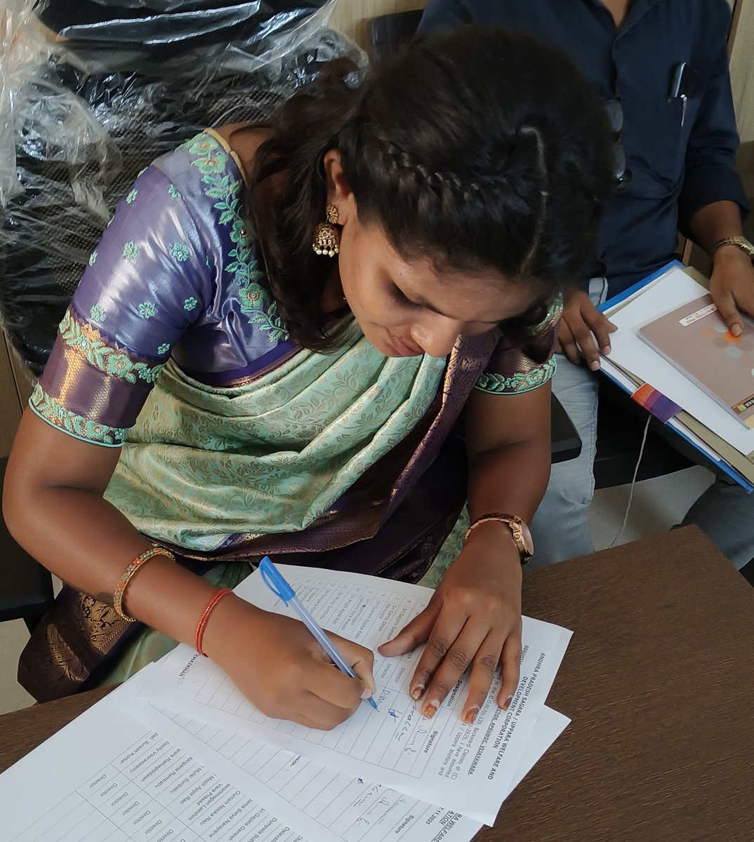 ఆంధ్రప్రదేశ్ రాష్ట్ర సగర,ఉప్పర డెవలప్మెంట్ కార్పొరేషన్ డైరెక్టర్‌గా బాధ్యతలు స్వీకరించిన జనసేన పార్టీ వీరమహిళ శ్రీ దలవటం మాణిప్రియ గారికి వీరమహిళ విభాగం తరుపున హృదయపూర్వక అభినందనలు తెలియజేస్తున్నాము.