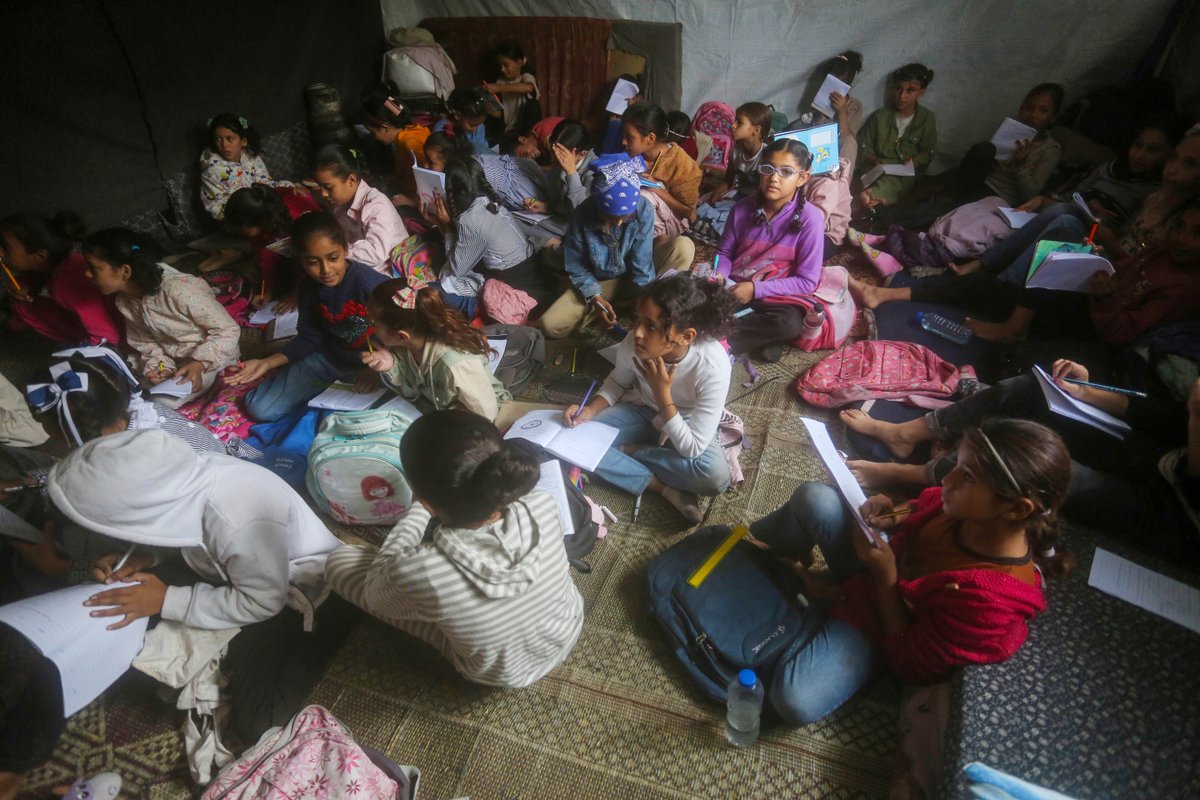 Según @OCHA_OPT, el 93% de las escuelas de #Gaza (526 de 564) necesitan reconstrucción o rehabilitación. Sin nuevos espacios, el aprendizaje no puede reanudarse a gran escala. ayudagaza.com