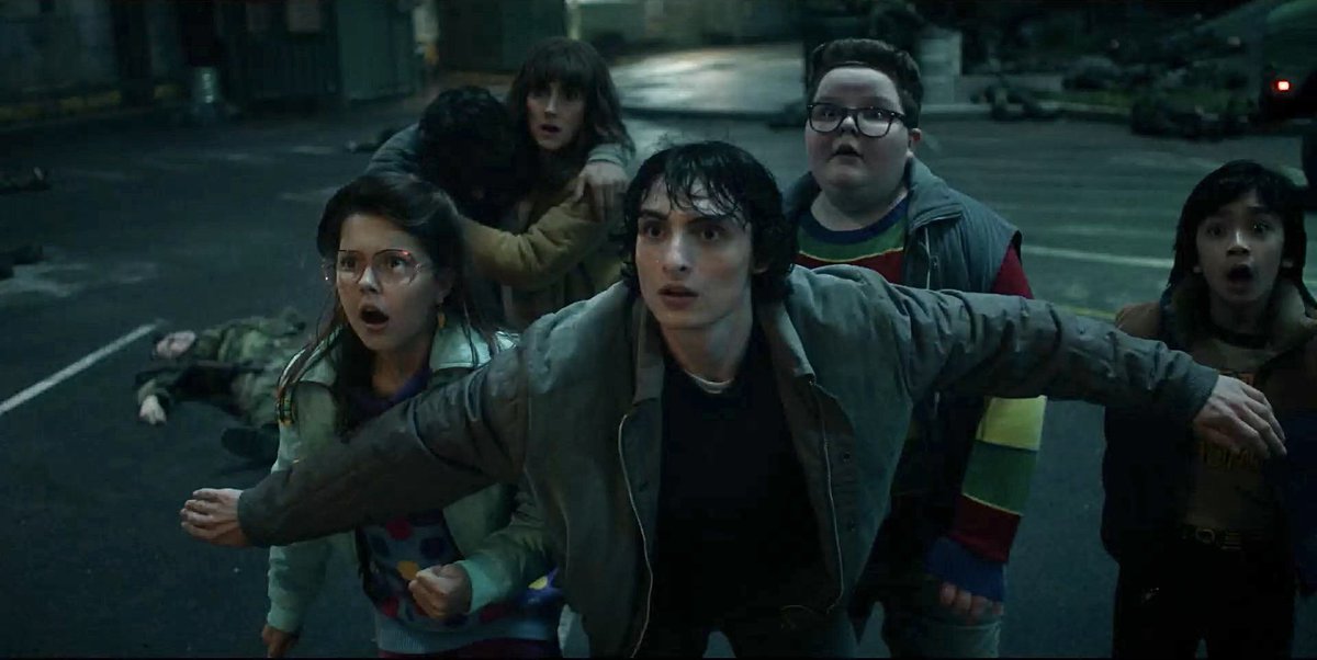 lilygreenxx's tweet photo. Mike’s courage in this scene deserves way more credit. No weapons, no power, probably scared to death himself, yet he stayed calm and cool-headed for the kids and made sure they didn’t panic. He was even ready to shield them with his own body. Mike the Brave❤️‍🔥
#StrangerThings5 https://t.co/vN120oG0OS