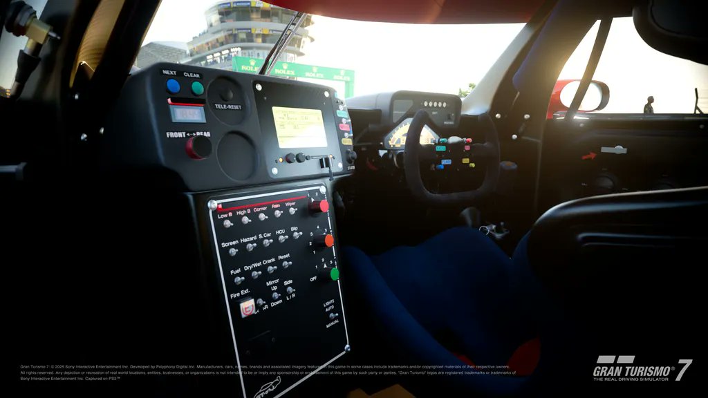 thegranturismo's tweet photo. トヨタ GT-One (TS020) '99
#GT7収録車種
 
1998年、トヨタはル・マン24時間レース制覇を目指し、GT-One（TS020）を開発。アンドレ・デ・コルタンツがデザイ��したGT-Oneは、F1技術を駆使した空力・サスペンションが特徴。
 
1998年はトラブルで結果を残せなかったが、1999年にはGT-OneがLM GTP車両へ進化。片山右���・鈴木利男・土屋圭市の3選手がドライブする3号車が総合2位となり、日本人選手組として史上最高位を達成した。
 
👇『グランツーリスモ７』収録車種一覧
https://t.co/Ntw0rxaWzu
 
#GT7 #グランツーリスモ