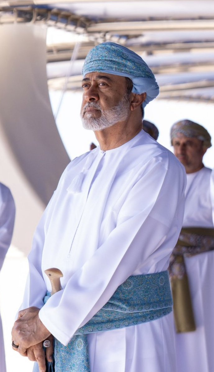 اشمخ برأسك عالياً ففي شموخك نرى سمحان والجبل الأخضر ورؤوس مسندم..

اشمخ برأسك عالياً ففي شموخك نقرأ تاريخ أسلافك الشجعان..

حلّق عالياً فالنسر لا يُقاتل الغربان، بل يفرد جناحيه ويعلو في السماء، لتتهاوى هي من تلقاء نفسها..

بقراءة عابرة لا يخفى على اللبيب مكائد الأمور ، فاشمخ