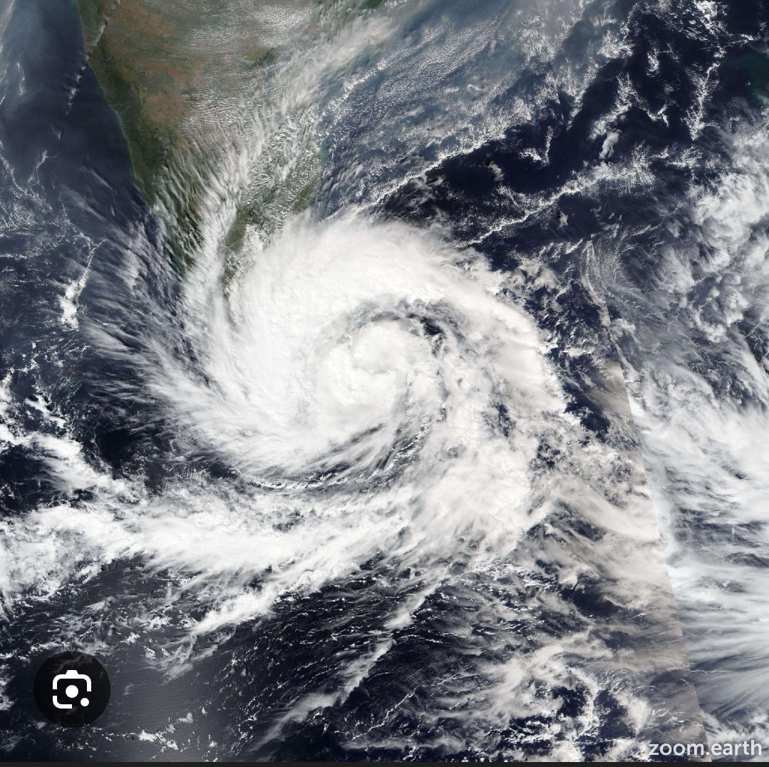 All of Sri Lanka is being battered by a cyclone right now. Small scale relief efforts are happening all over the country. 

<a href="/Amaliniii/">Amalini</a> has compliled a list of these here: tinyurl.com/LKfloods25

Please donate if you can. And stay safe!