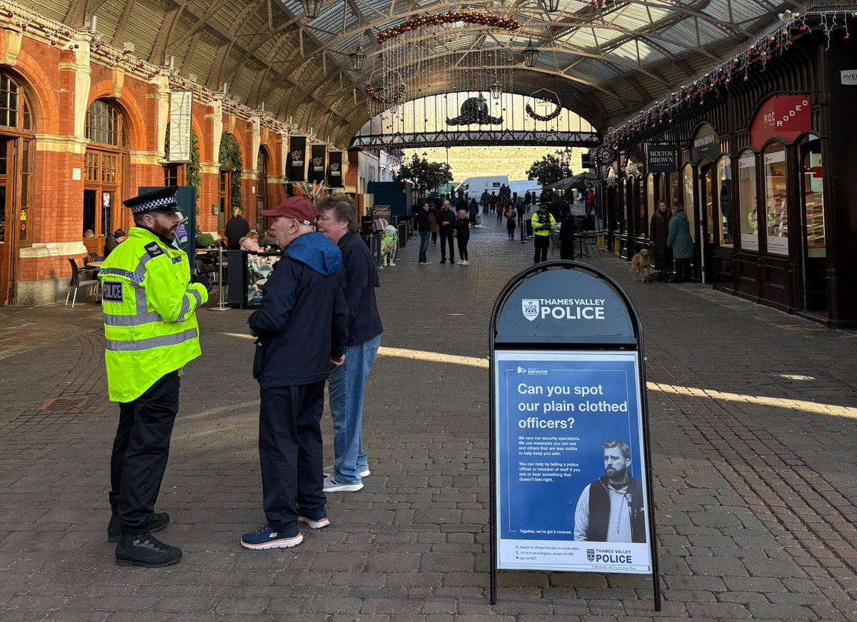 TVP_BerksEast's tweet image. Our #ProjectServator officers have been out in #Windsor this week 👮 

We can be deployed at any time, &amp;amp; are specially trained to detect those with criminal intent

If you see something that doesn&apos;t look right, trust your instincts &amp;amp; report it 📞 

#TogetherWeveGotItCovered