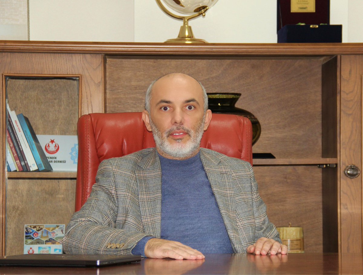 Yürü! Hür mâviliğin bittiği son hadde kadar!...
İnsan, âlemde hayâl ettiği müddetçe yaşar.