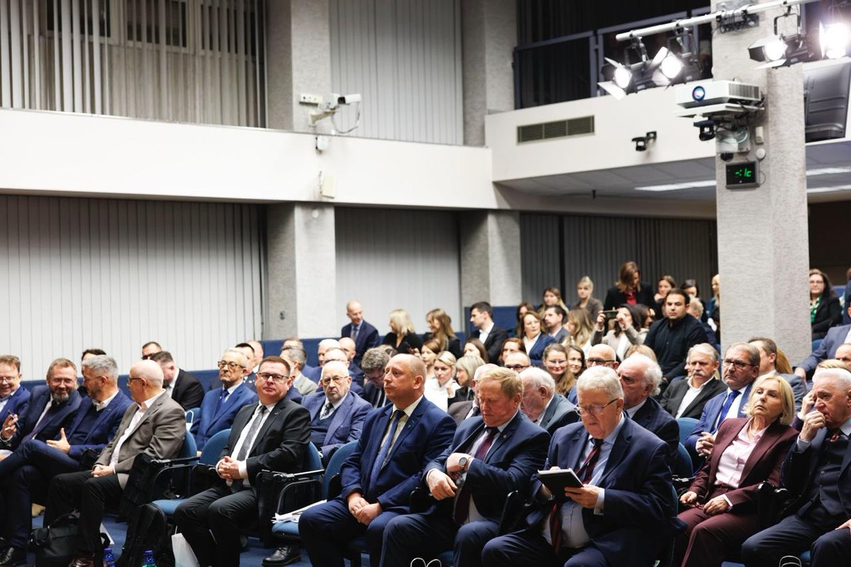 🌾 W Centrum Kongresowym Uniwersytetu Rolniczego w Krakowie odbyła się ogólnopolska konferencja naukowa pt. „Wdrażanie Wspólnej Polityki Rolnej - doświadczenia i przyszłość”. W wydarzeniu wziął udział wojewoda #KrzysztofJanKlęczar.

Więcej➡️ malopolska.uw.gov.pl/PressArticlePa…