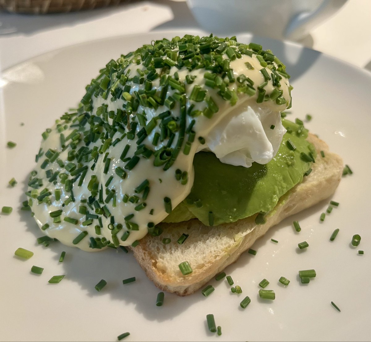 Egg Benedict mit Avocado und extrem leckerer und frisch aufgefluffter Sauce Hollandaise.

*mögt ihr eh nicht