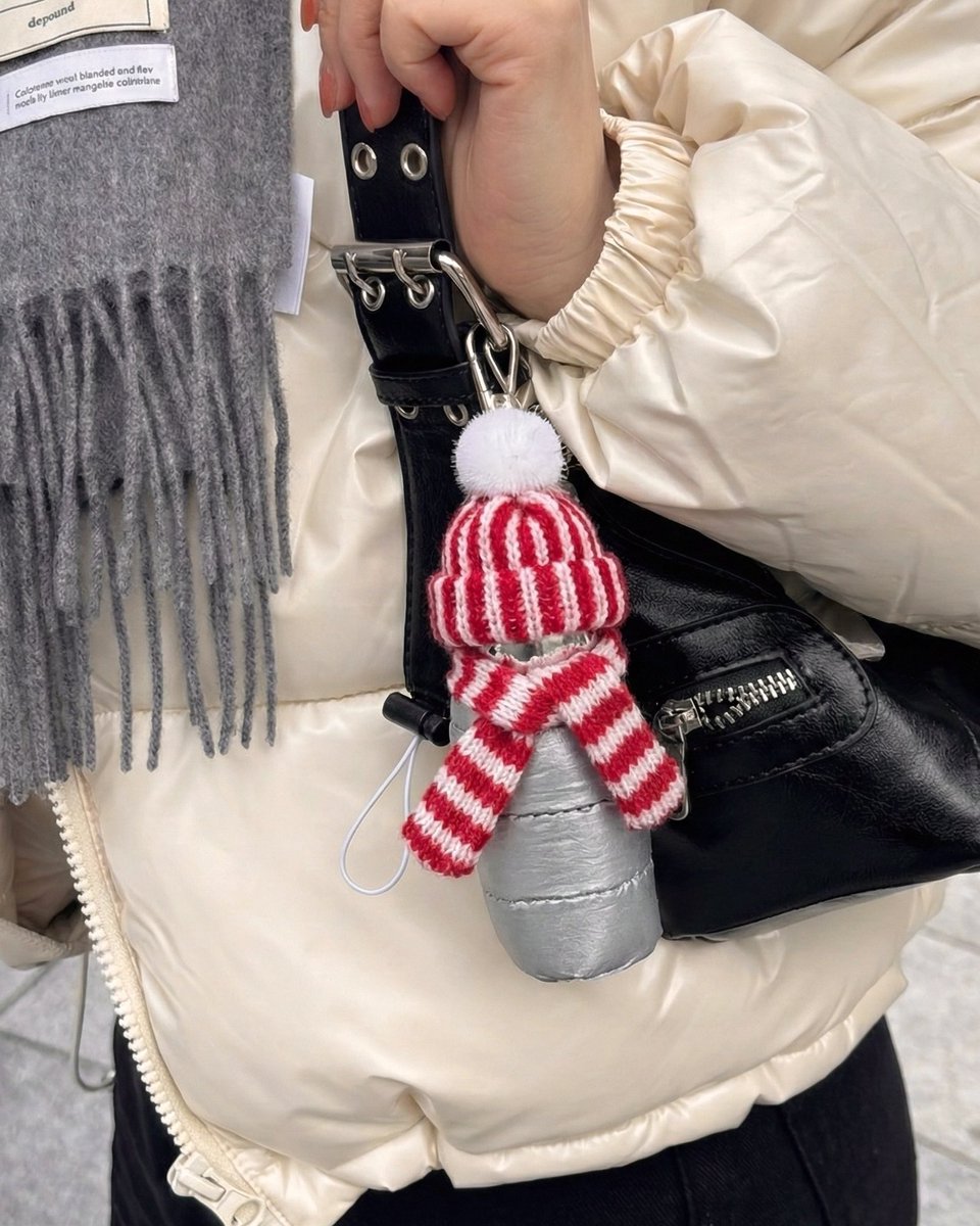 moonshot_jp_'s tweet photo. 𝑱𝒆𝒍𝒍𝒚𝒎𝒐𝒐𝒏 𝑾𝒊𝒏𝒕𝒆𝒓 𝑳𝒐𝒐𝒌 ❄️

寒くなってきた季節、
ジェリームーングロウティントも
ダウンにマフラー、イヤーマフ、ボア帽子まで
冬支度ばっちり 🎀🧣

乾燥する冬でも、
大切な“ジェリーグロウ”を守るための
ジェリームーンのあったか冬準備完了！☃️💗

可愛くてあったかい冬ムードにぴったりの
ジェリームーングロウティント ❄️🫧
今すぐチェックしてね 🎄

写真のジェリームーンパディングキーリングは
Qoo10メガ割で手に入ります！😉

#moonshot #ジェリームーンティント #ムーンショット #リップティント
#ちゅるりんティント #韓国メイク #恋活リップ #月光ティント