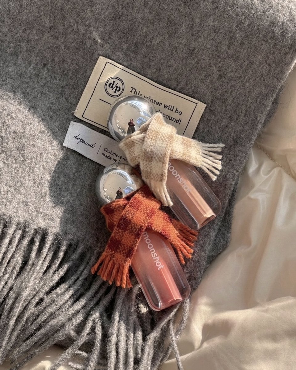 moonshot_jp_'s tweet photo. 𝑱𝒆𝒍𝒍𝒚𝒎𝒐𝒐𝒏 𝑾𝒊𝒏𝒕𝒆𝒓 𝑳𝒐𝒐𝒌 ❄️

寒くなってきた季節、
ジェリームーングロウティントも
ダウンにマフラー、イヤーマフ、ボア帽子まで
冬支度ばっちり 🎀🧣

乾燥する冬でも、
大切な“ジェリーグロウ”を守るための
ジェリームーンのあったか冬準備完了！☃️💗

可愛くてあったかい冬ムードにぴったりの
ジェリームーングロウティント ❄️🫧
今すぐチェックしてね 🎄

写真のジェリームーンパディングキーリングは
Qoo10メガ割で手に入ります！😉

#moonshot #ジェリームーンティント #ムーンショット #リップティント
#ちゅるりんティント #韓国メイク #恋活リップ #月光ティント