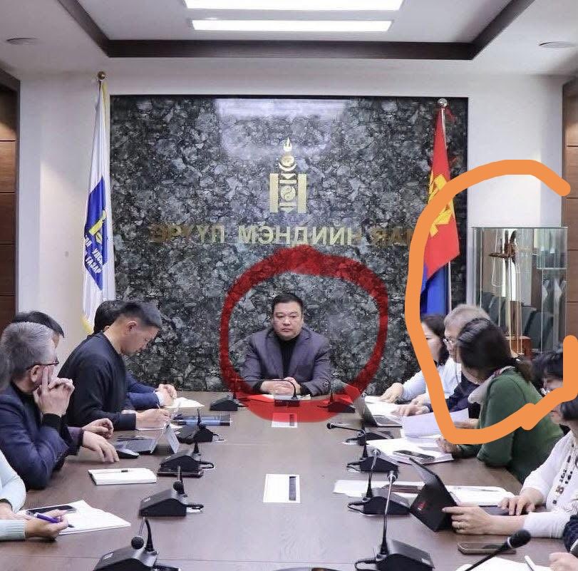 Хаха сандал бхгүй тэнд сууцан бна лээ гсн чинь толинд нь бөөн хоосон сандал😹😹😹 худалч сайдтай бид хаа хол хүрэх юм бол