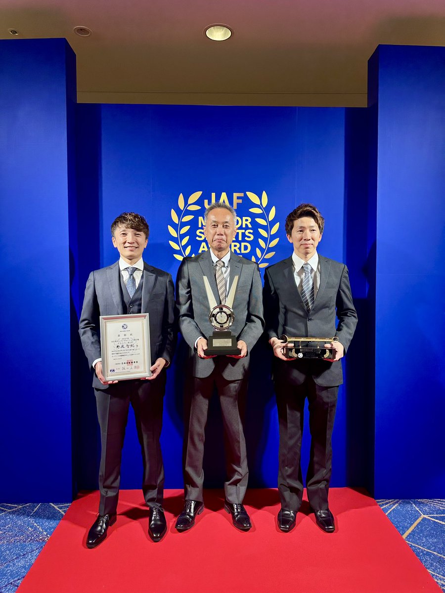 mugen1973's tweet image. 2025 JAFモータースポーツ表彰式✨
岩佐歩夢選手の代理で田中監督と野尻智紀選手、#15 メカニックを代表して八木下チーフメカニック😆

#SFormula 
#JAFモータースポーツ表彰式