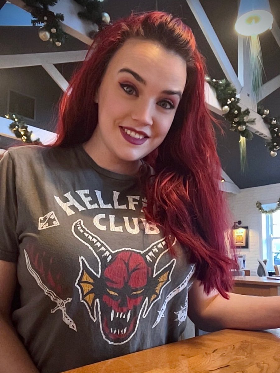 Out to breakfast with my sister this morning, proudly rocking my Hellfire Club tee because AFTER LAST NIGHT?! Season 5 came in swinging🔥🥵 Boxing Day cannot get here fast enough!!
