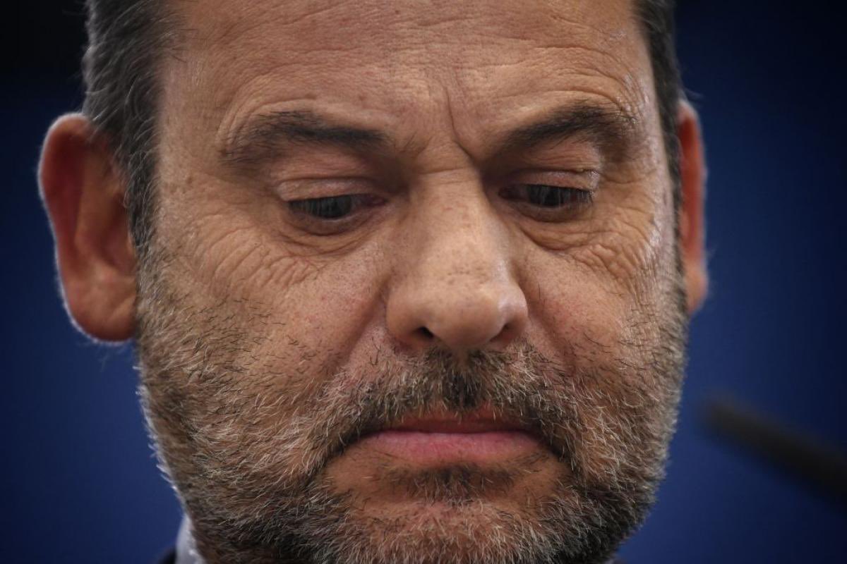 herqles_es's tweet image. 🇪🇸 | Testigos afirman que Ábalos se echó a llorar en el patio del Tribunal Supremo cuando, mientras había salido a fumar, le comunicaron la decisión del juez de decretar para él prisión sin fianza.