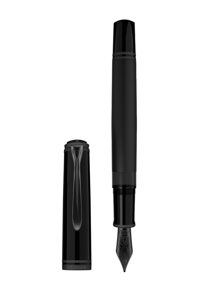 JIPA_pen's tweet photo. 【ペリカン】特別生産品　M809　ブラックマット
発売日：2025年12月　※ご予約受付中
税込価格：万年筆　￥132,000
本作は、グリップから胴軸、リング、キャップ、そして気品漂う18金ペン先に至るまで、
全てのパーツがブラックで統一され、完璧なモノクロームの美を描き出します。
＃ペリカン万年筆 https://t.co/G8US5OmoGw