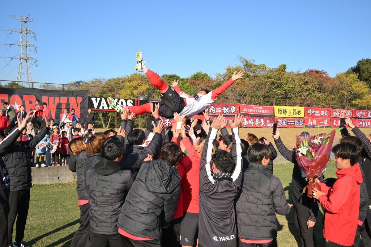 ／
　引退セレモニー⚽️
＼

11/23(日)ヴェルスパ大分ホーム最終戦にて、今シーズンで現役引退を発表した #浜崎拓磨 選手の引退セレモニーを行い、ご友人から花束が送られました💐

浜崎選手の記念グッズの受注期間は11/30(日)までとなります↓↓↓

🛍️verspah.jp/verspah_news-5…

#ヴェルスパ大分