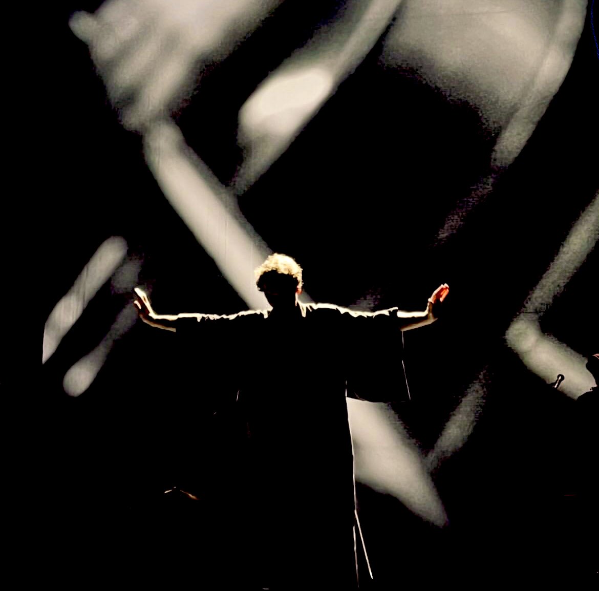 eschapasse's tweet image. 🎵Le #spectacle de #Raphael (mis en scène par #CyrilTeste), qui se joue encore ce soir et demain aux @BouffesDuNord, affiche complet… mais il va tourner début 2026. S’il passe près de chez vous, voici quelques raisons d’aller le voir 👉lepoint.fr/tiny/1-2604052 via @LePoint