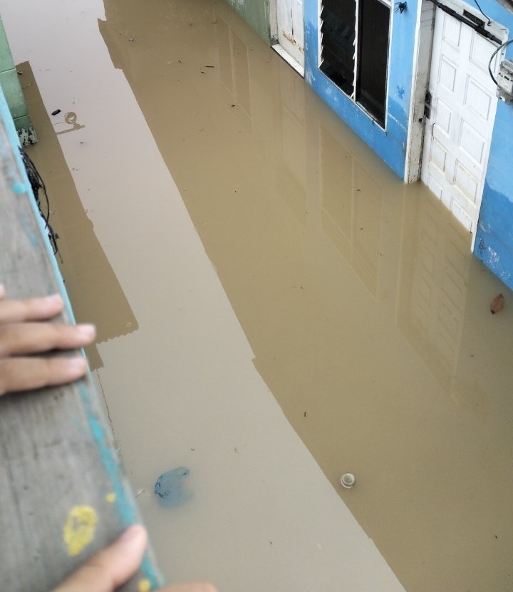 Guys, alhamdulillah udah mulai surut. Tapi kalau di jalan masih selutut. 

Setidaknya gak sedada kek kemarin sore. 😭

Alhamdulillah ya Allah hari ini gak terlalu hujan. 

Makasih temen-temen untuk doanya. 🥺
