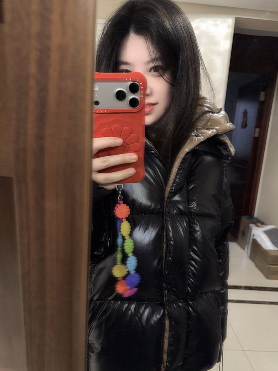 Maxo_L's tweet photo. 我的新羽绒服真好看～～～哇哦～～～ #parana #moncler https://t.co/F90VPpctSC