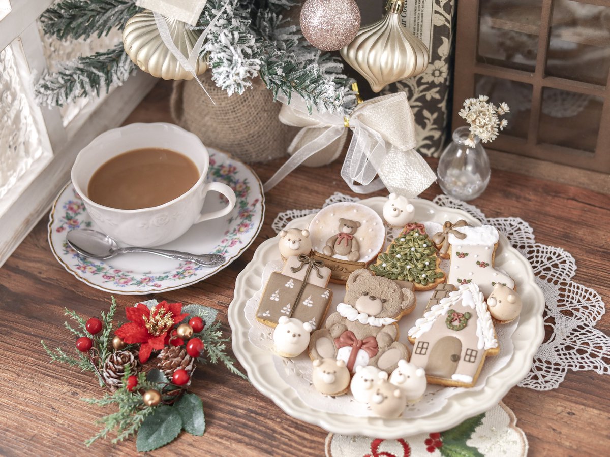 mitoron_cookie's tweet photo. ㅤ
クリスマスパーティーを楽しむ
クッキーの詰め合わせ🍪🎄.*･ﾟ

アイシングクッキーとメレンゲクッキーを
お皿に並べてみんなでクリスマスパーティー
できたらわくわくが止まらない…♡
ㅤ
https://t.co/CbkAvHyBdX https://t.co/RL4GKhBSg6