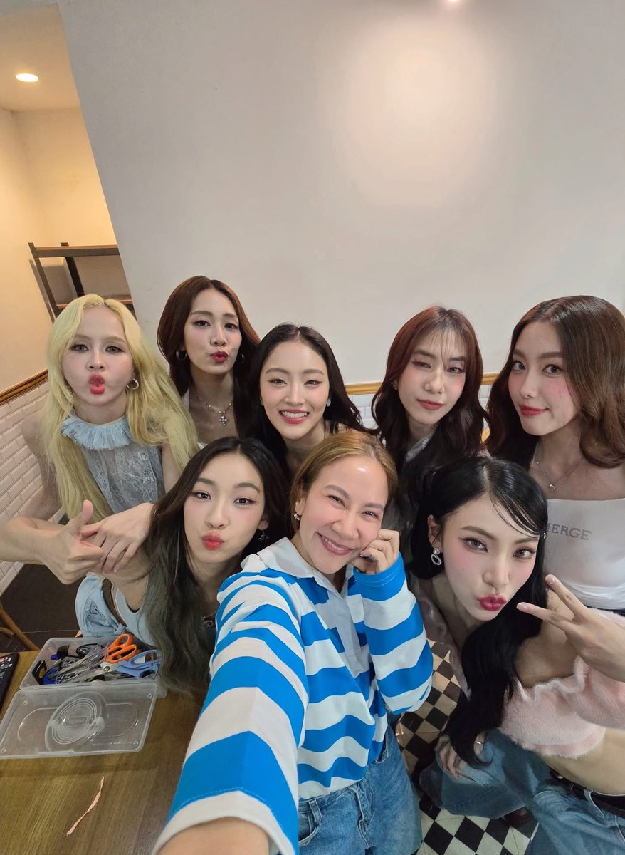 CarpeDiemZH09's tweet image. เพิ่งเห็นว่าวันที่ถ่าย killing voices ครูเหมี่ยวอยู่ด้วย ครูคงภูมิใจในตัวศิษย์มาก โวคอลแต่ละคนดีขึ้นเยอะมาก😍
 #4EVE