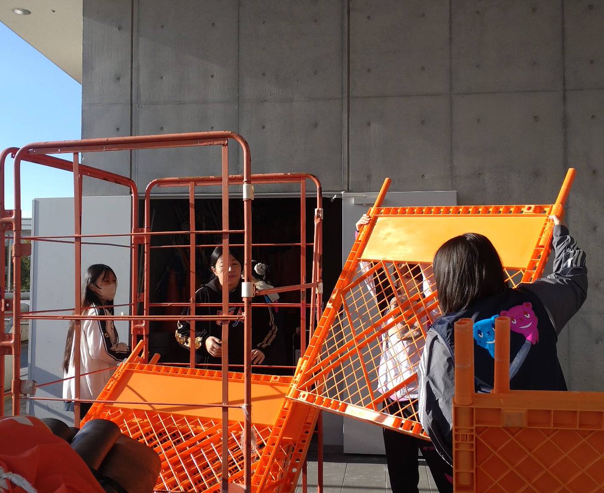 BondsRenofa's tweet image. 明日は2025シーズン最終戦⚽️
#RB大宮アルディージャ 
たくさんの企業ボランティアの人たちや熱いレノサポの皆さんと一緒に今季ラストの前日準備をしました😊
維新公園の紅葉も見頃です🍁🍁🍁
✨️山口県にはレノファがある✨️😊
明日もたくさんのご来場お待ちしております😊
#レノファ山口 #renofa