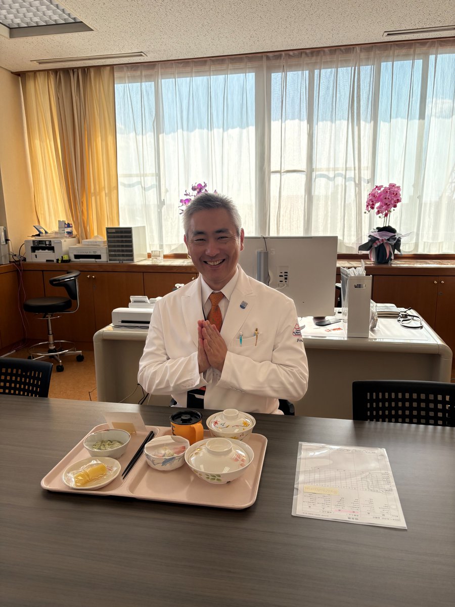 本日は院長検食の日でした☺️
院長先生による検食は月に2回実施しており、料理の組み合わせ、味付け、量、盛り付け方等について所見を頂いています。
本日のメニューは、
・ご飯
・魚の味噌煮
・おかか和え
・三杯酢
・果物
でした🍴
＃病院食　#検食　＃管理栄養士