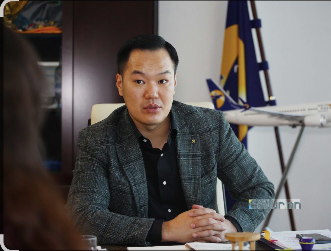 Ц.Анандбазарын МИАТ- д монопол эрх дархаар шатахуун нийлүүлдэг байсныг зогсоосон гүйцэтгэх захирлыг халж байна. Хэдэн жил ёстой араа шүдээ хавиран занаж явсан. 
ЭТТ- н 320 тэрбумын түлш, шатахуун нийлүүлэх гэрээг авсан гээ биз дээ, новшоо …
Залуучуудыг  та нар яах гээд байгаа юм