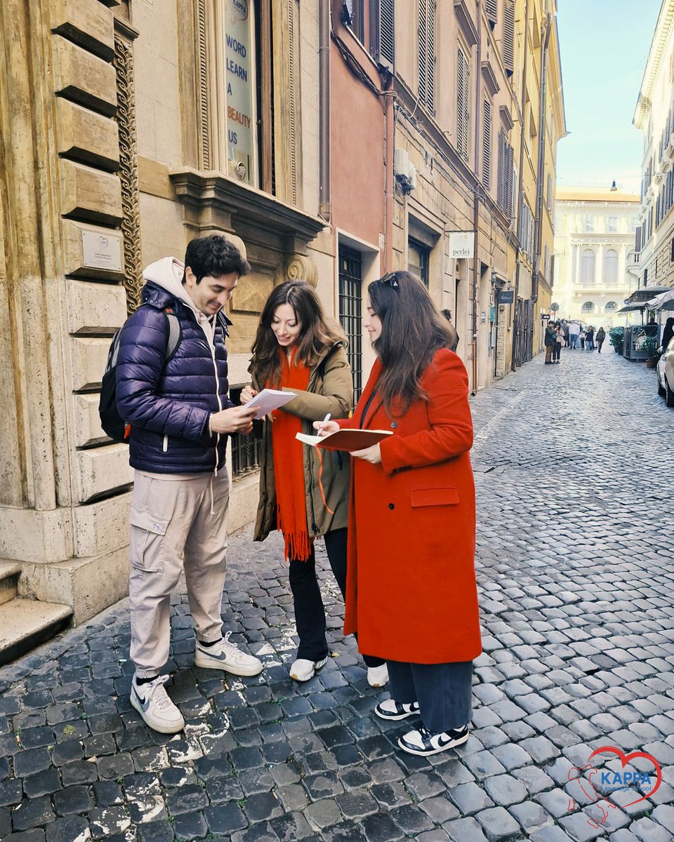 kappalanguage's tweet image. Una troupe di inviati molto speciali ✒ ha intervistato passanti e negozianti di via del Boschetto su un tema di grandissima attualità: la gestualità degli italiani! 🤏

#learintalian #outdoorclass #italianclass #italianoL2 #visitrome #monti #iostudioconkappa