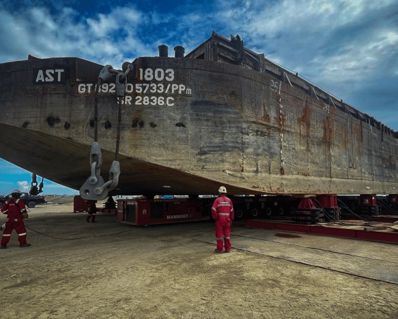 Pulau Tekong project in #Singapore: #Mammoet selected for transport of giant barges

dredgingtoday.com/2025/11/28/pul…