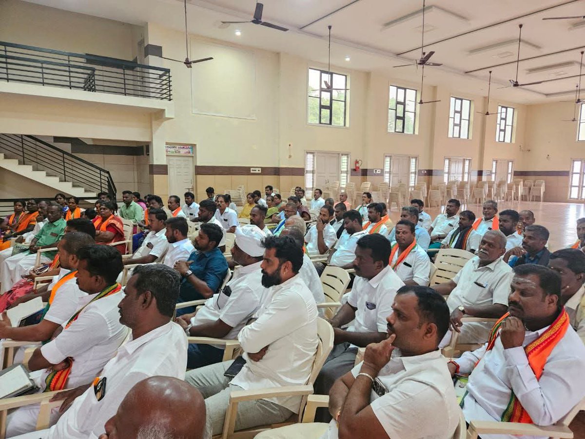 முன்னாள் மத்திய இணை அமைச்சர் அண்ணன் திரு. <a href="/PonnaarrBJP/">Pon Radhakrishnan</a> அவர்கள் தலைமையில் வாக்காளர் பட்டியல் 'சிறப்பு தீவிர திருத்தம்' #SIR தொடர்பாக விராலிமலை சட்டமன்றத் தொகுதிக்கு உட்பட்ட சக்தி கேந்திர பொறுப்பாளர்களுடன் இலுப்பூரில் ஆய்வு கூட்டம் நடைபெற்றது. கூட்டத்தில் காவி சொந்தங்களுடன்