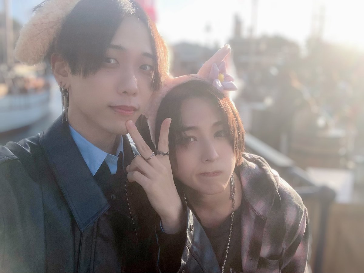 kaito_uni0419's tweet image. 先日、蒼井翔太さんとディズニーシーへ行ってきました🎄❄️
人生で初めてタワテラに乗りました、世界で1番怖かったです。
美味しいご飯を沢山食べたり大好きなシンドバッドとチャンドゥに会えたり夢のような時間を過ごすことができました〜🐯✨

いつも笑顔をくれる蒼井さん！
カチューシャ似合いすぎ！