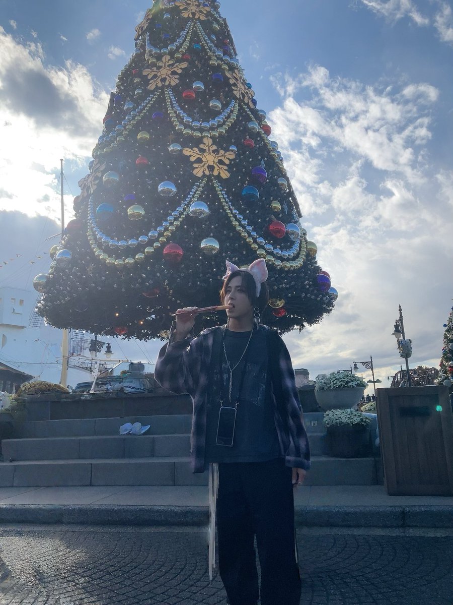 kaito_uni0419's tweet image. 先日、蒼井翔太さんとディズニーシーへ行ってきました🎄❄️
人生で初めてタワテラに乗りました、世界で1番怖かったです。
美味しいご飯を沢山食べたり大好きなシンドバッドとチャンドゥに会えたり夢のような時間を過ごすことができました〜🐯✨

いつも笑顔をくれる蒼井さん！
カチューシャ似合いすぎ！