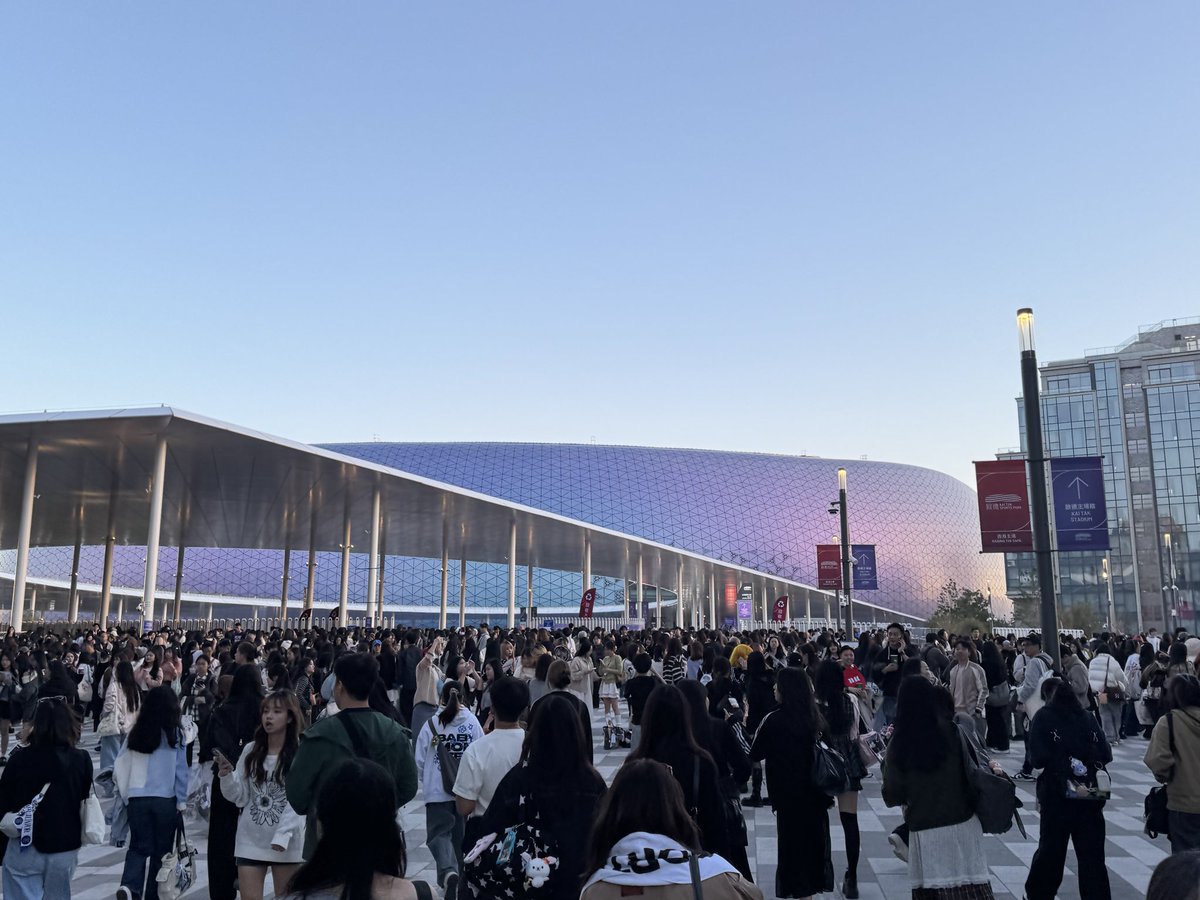 lovesjsnsdsmf's tweet image. 久しぶりの投稿です😊

人生で1度は、来てみたかった『MAMA』についに来ました！

気付けば、私もそれなりの年齢に🥲

今年オープンしたばかりのスタジアムも凄く大きく驚きです🫨

#MAMAAWARDS #MAMA2025 #香港

mnetjp.com/mama/2025/?utm…