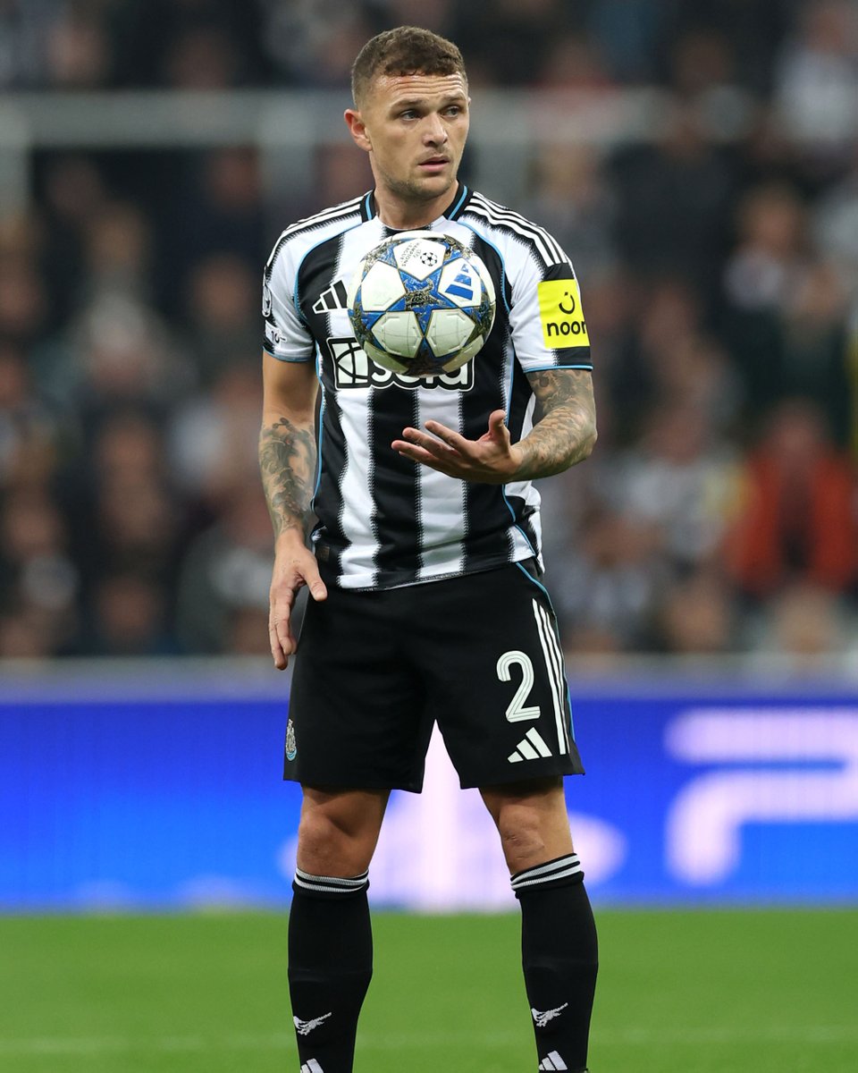 챔피언스리그 공을 들고 있는 키어런 트리피어