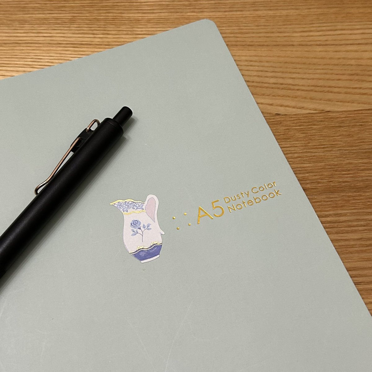 12月から新しいチャレンジが始動。
バレットジャーナルとは別にマイプロジェクトノートを作った。

最初のページには「最終的なゴール」と「そのためにすべきこと」を書き出していつでも見れるように。

このノートがボロボロになるまで何度も書いて、迷って、悩んで、自分を育てていきたい🌱