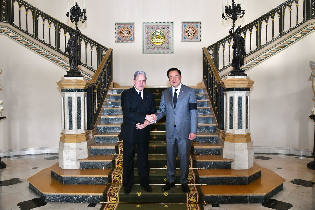The Prime Minister of Thailand and the Foreign Minister of New Zealand.

🇹🇭 🤝 🇳🇿