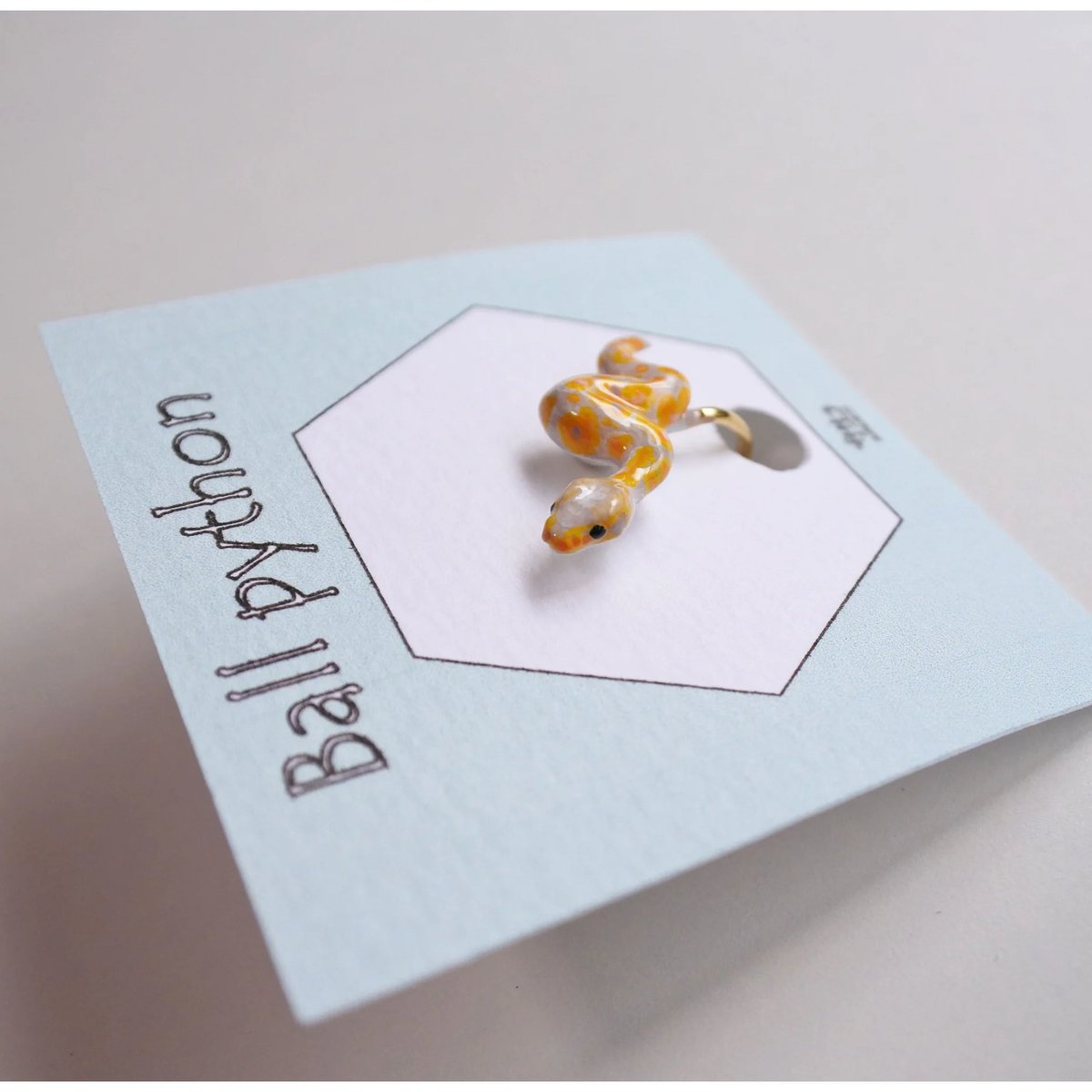 sasacojunior's tweet image. Ball pythons are named for their defense pose🐍
When threatened, they curl into a tight ball with the head hidden safely inside.
A quiet shape that protects them well.
 harusp.stores.jp/items/6747f247…
#BallPython #ArtistOnX #HandmadeArtist