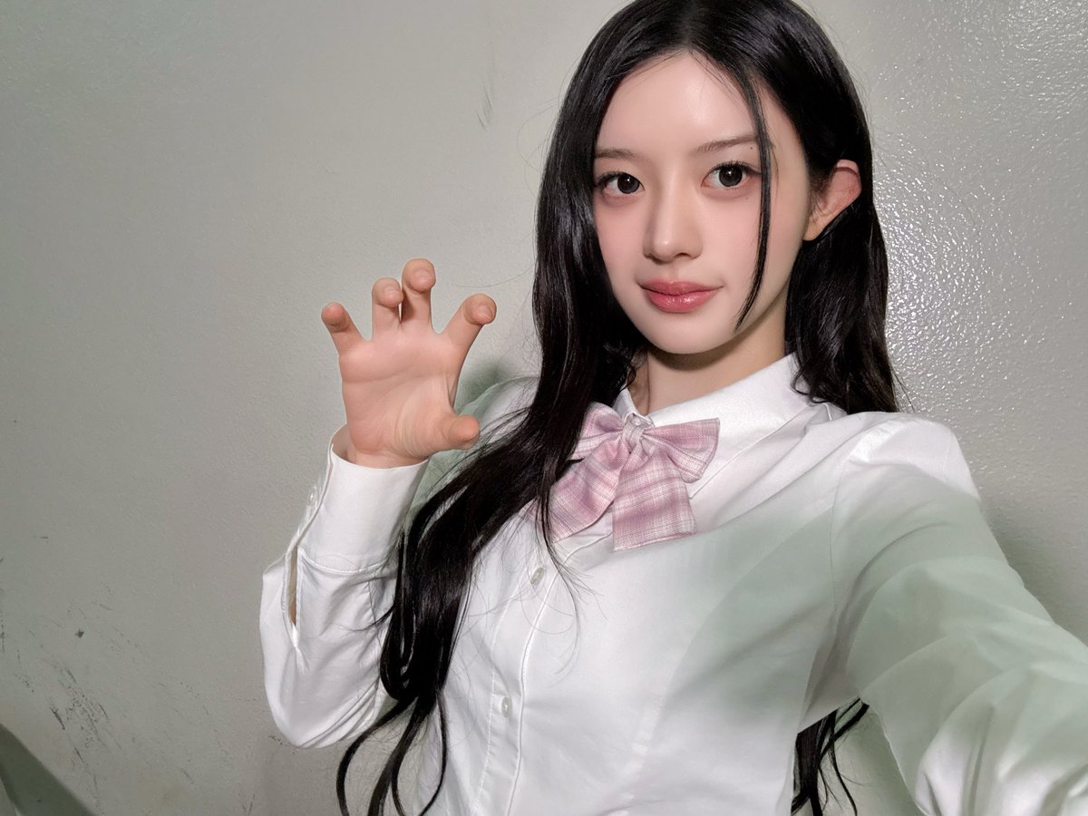 [#DAILY_IT] 
아일릿 첫 방송부터 매우 안 귀여웠습니다! (⳻口⳺)ノ 
민주 은행장도 안 귀엽기 성공! •̀ɞ•́ 

251128 @ 뮤직뱅크 
#ILLIT #아일릿 
#NOT_CUTE_ANYMORE