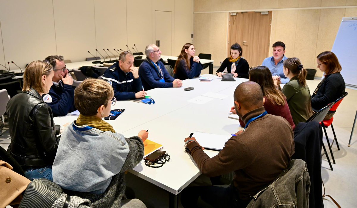 #Délinquance l👮 En novembre, trois ateliers pilotés par la préfecture #SeineEtMarne ont réuni acteurs locaux pour bâtir la stratégie 2026-2029 : prévenir la délinquance juvénile, lutter contre les violences, sécuriser l’espace public et renforcer les valeurs républicaines.