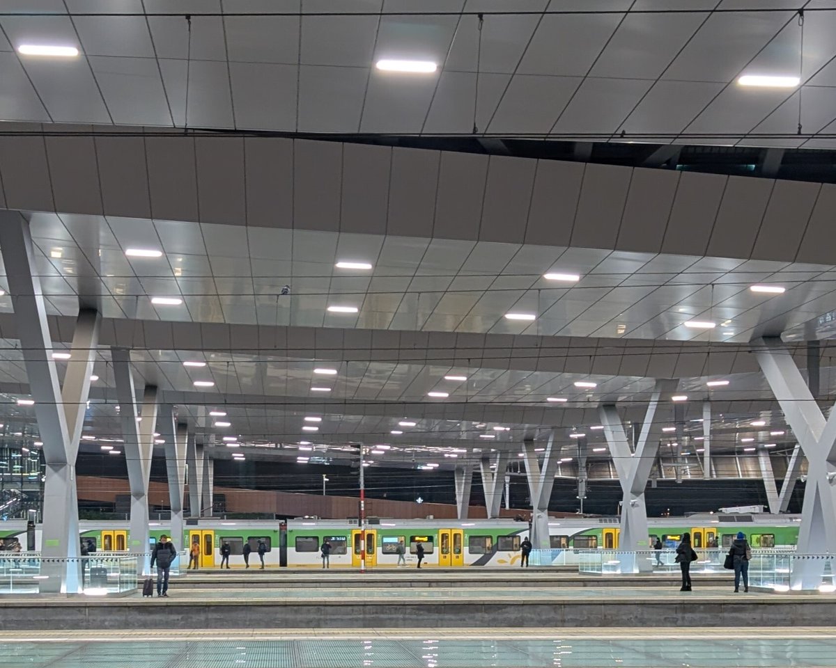 Październik 2025 r. na kolei:
✅ 40,3 mln pasażerów – najwyższy wynik w naszych statystykach miesięcznych od co najmniej 2012 r. 
✅ 20,4 mln ton towarów – najwyższy wynik miesięczny od 2 lat.
Sprawdź szczegóły ➡️ utk.gov.pl/pl/aktualnosci…
#kolej #transport #pasażer #optymizm