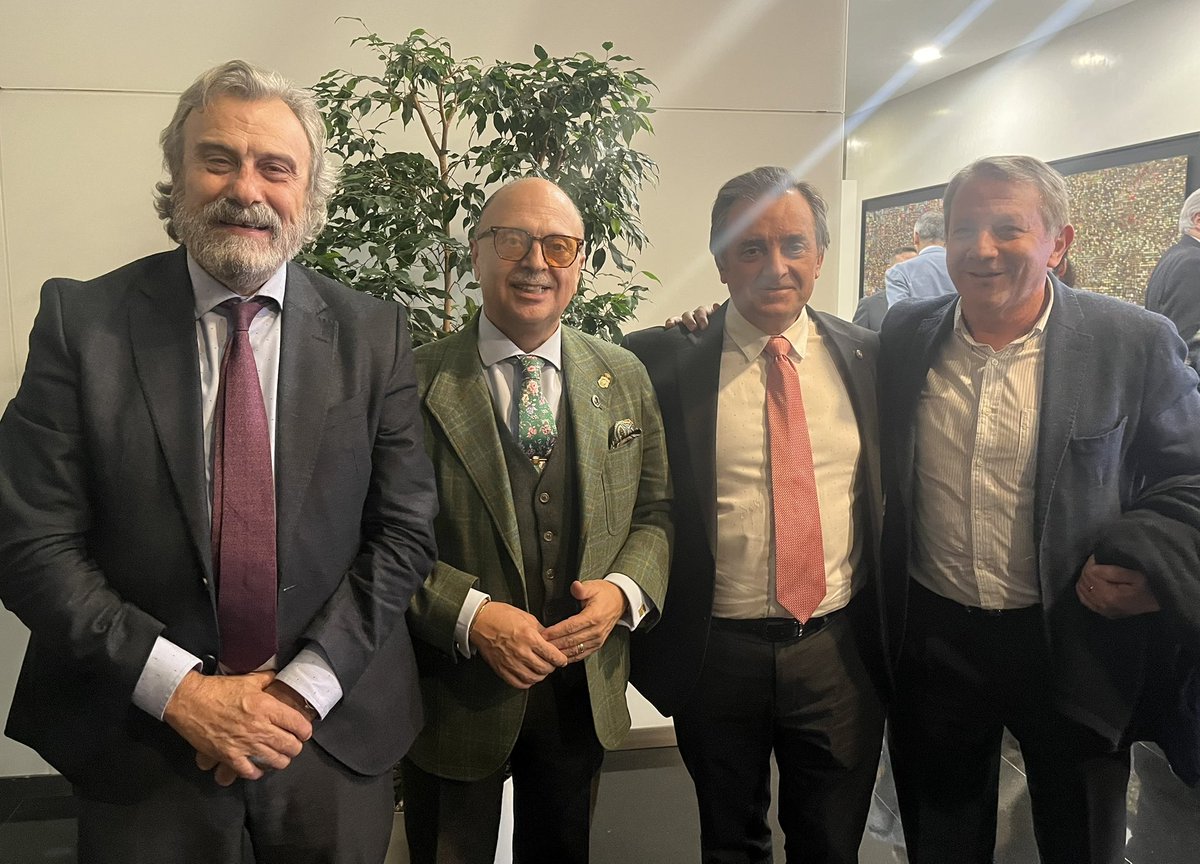 cesm_sindicatos's tweet image. ✅Este #FelizJueves el presidente de @cesm_sindicatos @DrMiguelLazaro participaba en los Premios Médicos y Pacientes de @OMC_Esp en @amaseguroses 
#NoticiasCESM #SindicatoMédico