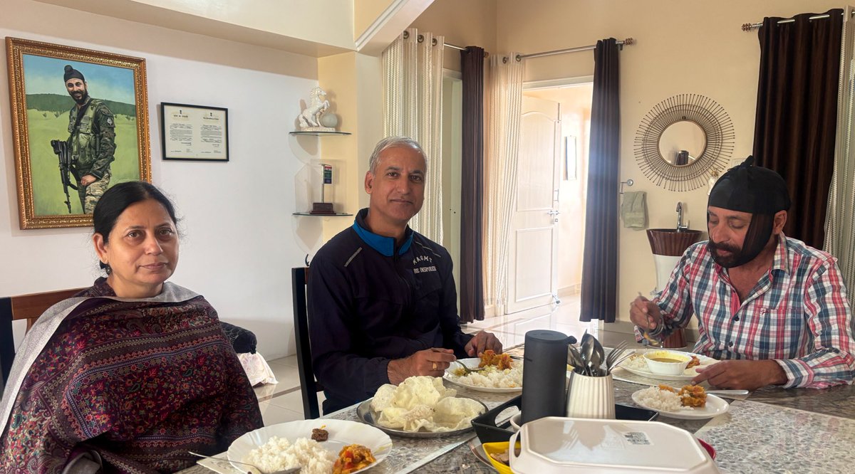 37VManhas's tweet image. Today lunch hosted by the parents of

CAPTAIN KARAMJEET SINGH
9 PUNJAB #IndianArmy

who was immortalised fighting terrorists at Akhnoor in Jammu &amp;amp; Kashmir in February this year.

#FreedomisnotFree a few pay #CostofWar.